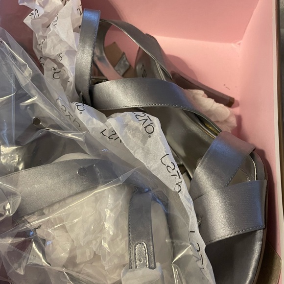Silver high heeled sandal    Never worn new in box. Diamond on buckle size 11 - Picture 6 of 7